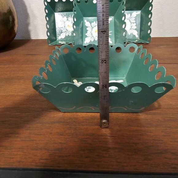 Vintage Set of Four Painted Square Scalloped Tin Bowls - Picture 4 of 5